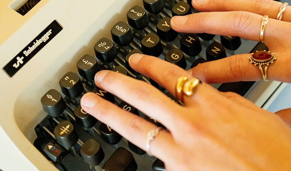 Handen op een typemachine